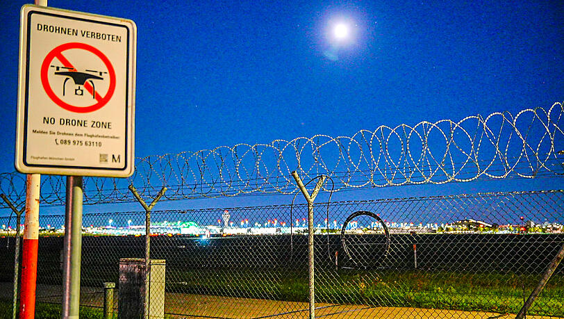 Ein Hinweisschild "Drohnen verboten" steht am Gel&auml;nde des Flughafens M&uuml;nchen.