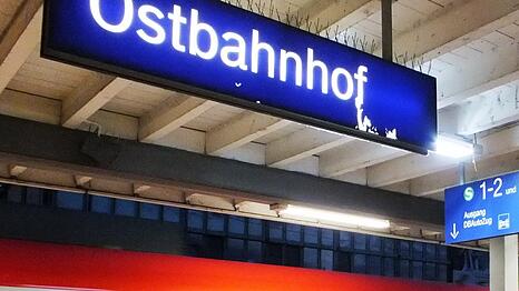 Die Beamten nahmen die Jugendlichen zur weiteren Aufkl&auml;rung des Sachverhalts mit zum Revier im Ostbahnhof. (Archivbild)