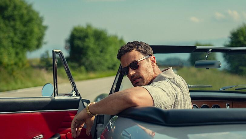 In Staffel eins wollte Eddie (Theo James), der neue Herzog von Halstead, noch unbedingt s&auml;mtliche Verbindungen zu kriminellen Organisationen l&ouml;sen, ehe er sich am Ende ganz f&uuml;r eine Karriere im Drogengesch&auml;ft entschied.