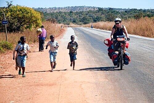 Begegnung am Straßenrand: Geert Schroeder bei seiner 10.000 Kilometer langen Radl-Tour quer durch Afrika.