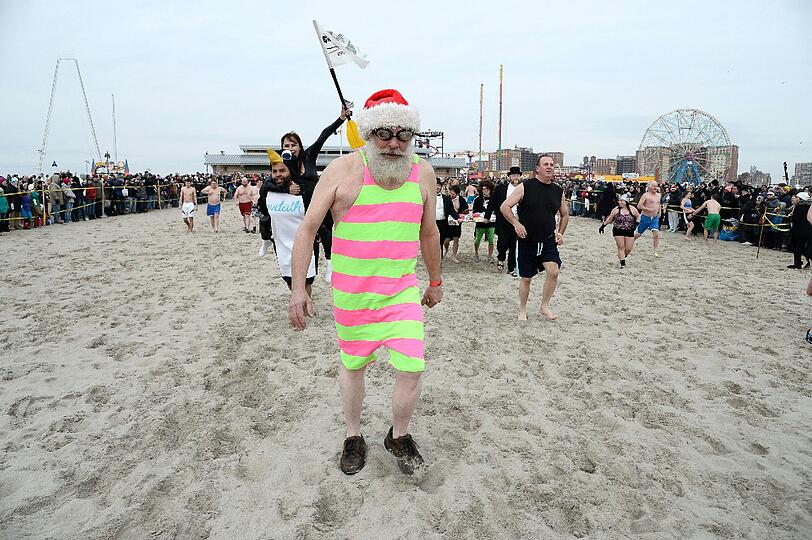 Auch in Brooklyn, New York (USA) wagten sich ins kalte Wasser. Organisiert wurde das alljährliche Event vom Coney Island Polar Bear Club, dem ältesten Winterbadeverein der USA. Von November bis April schwimmen die Mitglieder jeden Sonntag im Atlantik.