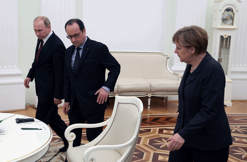Schwierige Gespräche in Moskau: Runder Tisch mit Präsident Wladimir Purtin. Wieder begleitet Francois Hollande die Bundeskanzlerin.