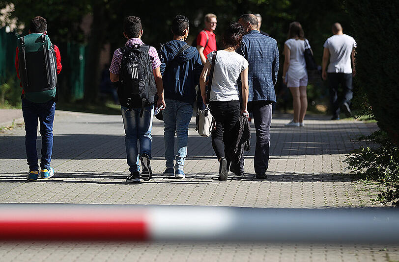 Eine Flüchtlingsfamilie auf dem Weg zur Erstaufnahmeeinrichtung in Dortmund.