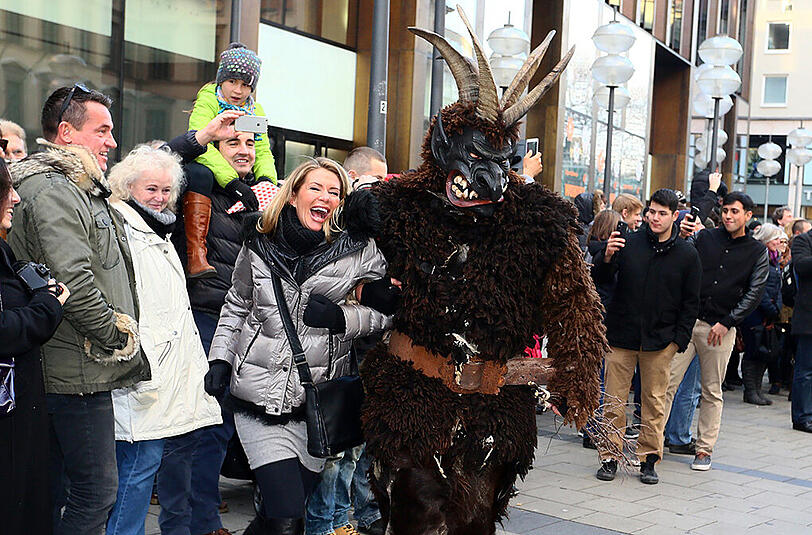 Traditioneller Münchner Krampuslauf durch die Fußgängerzone zum Marienplatz.