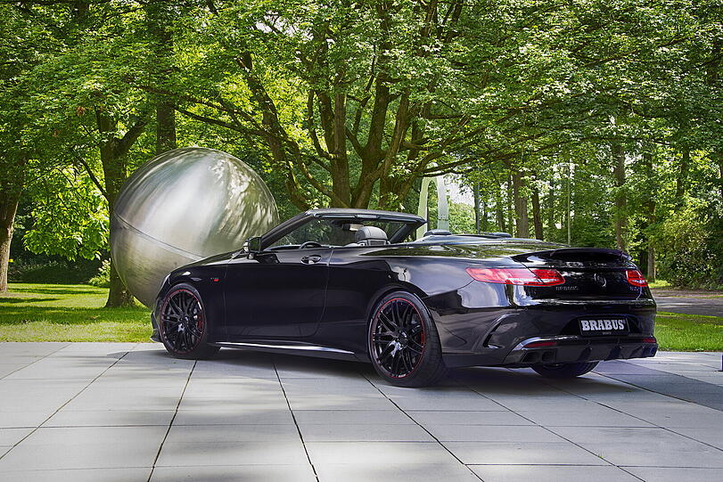Von Kopf bis Fuß auf Power eingestellt: Der 850 6.0 Biturbo Cabrio wird bei 350 km/h abgeregelt.