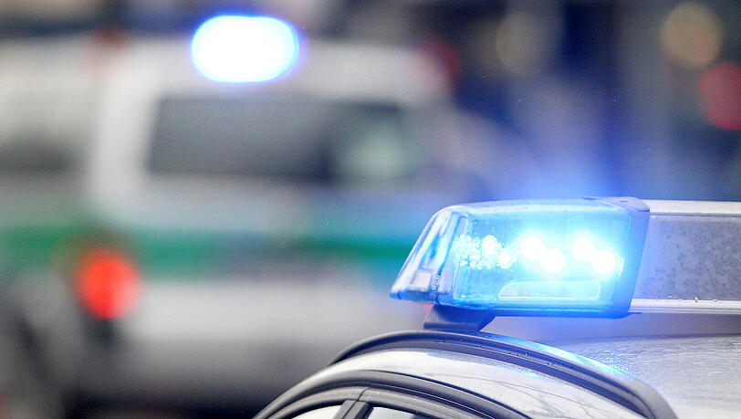 Zunächst beging der 17-Jährige Unfallflucht, dann meldete er sich bei der Polizei (Symbolbild) Zunächst beging der 17-Jährige Unfallflucht, dann meldete er sich bei der Polizei (Symbolbild)