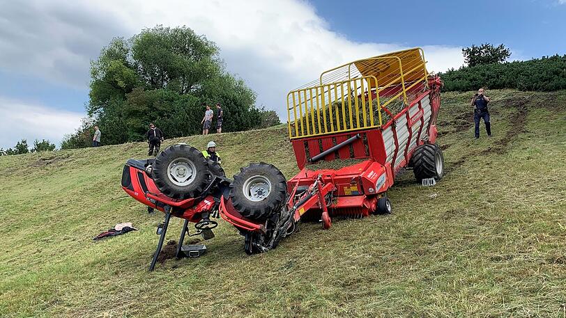 Bei Mäharbeiten am steilen Hang des Olympiabergs hat sich dieser Traktor überschlagen.