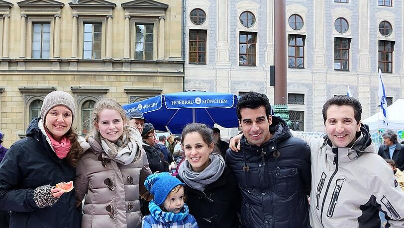 Mit vielen Tanzdarbietungen und Live-Musik wurde vergangenen Woche auf dem Odeonsplatz der Israeltag gefeiert. Die Bilder... Mit vielen Tanzdarbietungen und Live-Musik wurde vergangenen Woche auf dem Odeonsplatz der Israeltag gefeiert. Die Bilder...