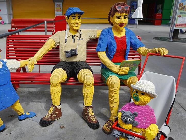 Eine Familie aus Legosteinen ist im Legoland Günzburg aufgebaut. Foto: picture alliance / dpa/Archivbild
