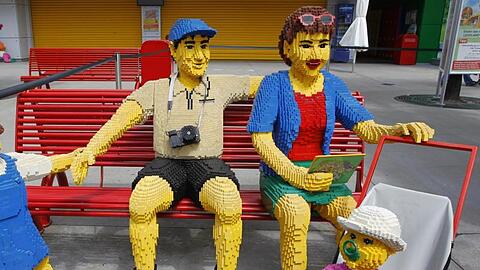 Eine Familie aus Legosteinen ist im Legoland Günzburg aufgebaut. Foto: picture alliance / dpa/Archivbild