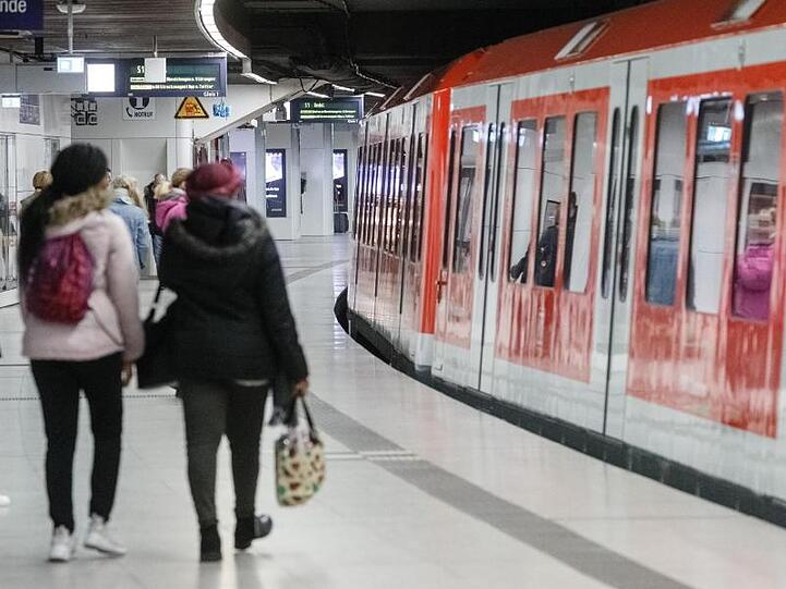 Sehr viel weniger Fahrgäste als üblich stehen auf einem Bahnsteig der S-Bahn Jungfernstieg in Hamburgs Innenstadt.