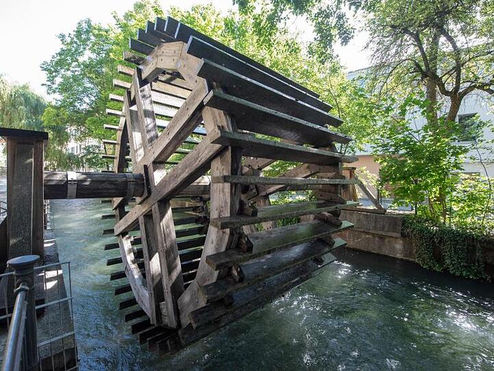 Am Schwalllech dreht sich ein Wasserrad. Foto: Stefan Puchner/Archivbild