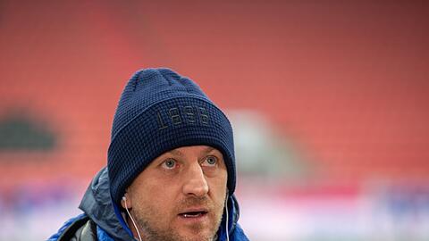 Darmstadts Trainer Torsten Lieberknecht schaut nach oben.