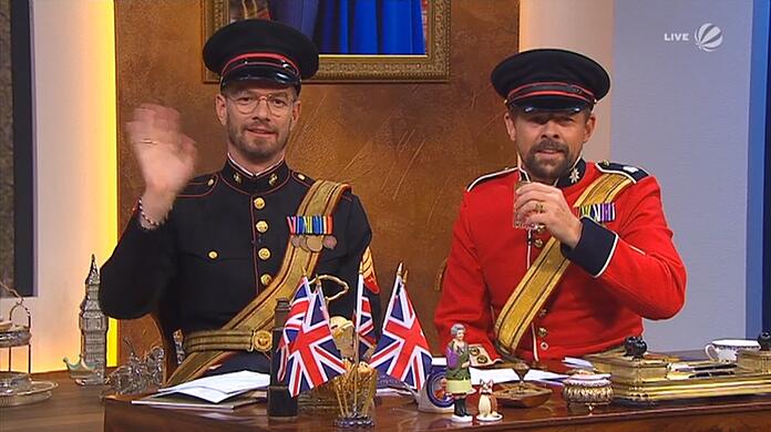 Joko Winterscheidt und Klaas Heufer-Umlauf in royalen Uniformen