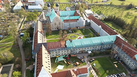 Die mit riesigen Planen geschützte Klosteranlage Benediktbeuern. So soll verhindert werden, dass weitererRegen in die durch den Hagelsturm 2023beschädigten Dächer eindringt.