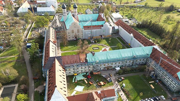 Die mit riesigen Planen geschützte Klosteranlage Benediktbeuern. So soll verhindert werden, dass weitererRegen in die durch den Hagelsturm 2023beschädigten Dächer eindringt.