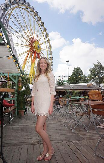 Von der Schulbank vor die Kamera: Die frischgebackene Abiturientin Jessica beim Fotoshooting im Olympiapark.