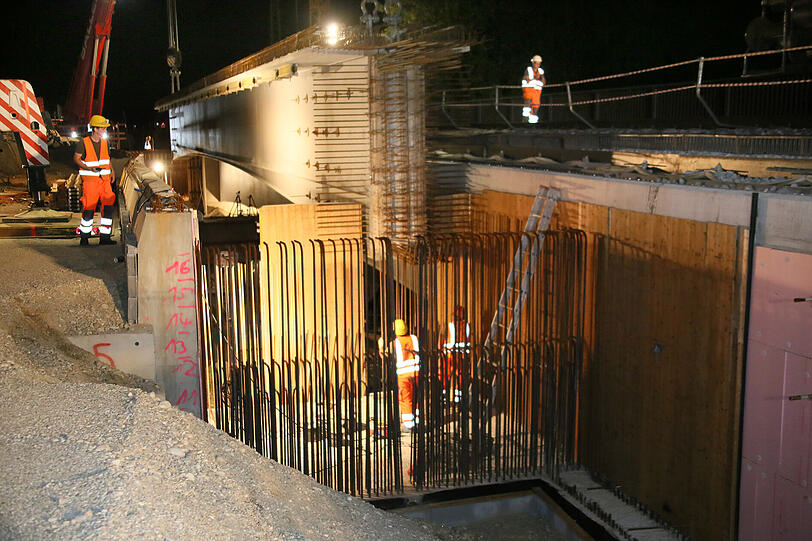 142 Tonnen schwer und 50 Meter lang - so wurde ein Brückenteil in Mühldorf am Inn eingesetzt.