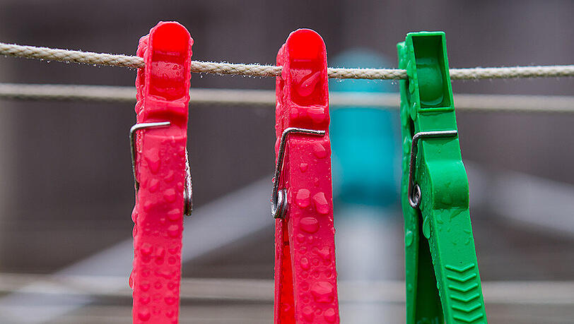 Bitte bleiben lassen: In Sonthofen (Landkreis Oberallgäu) spannten Unbekannte eine Wäscheleine quer über die Straße. Ein Fußgänger blieb darin hängen, er blieb unverletzt. Zudem fuhr ein Auto gegen die in einer Höhe von zwei Meter bis dreißig Zentimeter schräg gespannte Leine. Eine ähnliche Idee hatten Unbekannte in Weiler-Simmerberg (Landkreis Lindau): Sie legten mehrere mit Nägel gespickte Holzlatten auf die Straße. Ein Anwohner bemerkte die Fallen und entfernte sie. Scherze, die den Straßenverkehr gefährden, sind nicht lustig! Bitte bleiben lassen: In Sonthofen (Landkreis Oberallgäu) spannten Unbekannte eine Wäscheleine quer über die Straße. Ein Fußgänger blieb darin hängen, er blieb unverletzt. Zudem fuhr ein Auto gegen die in einer Höhe von zwei Meter bis dreißig Zentimeter schräg gespannte Leine. Eine ähnliche Idee hatten Unbekannte in Weiler-Simmerberg (Landkreis Lindau): Sie legten mehrere mit Nägel gespickte Holzlatten auf die Straße. Ein Anwohner bemerkte die Fallen und entfernte sie. Scherze, die den Straßenverkehr gefährden, sind nicht lustig!