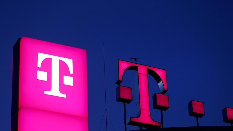 Das Logo der Deutschen Telekom leuchtet auf dem Dach der Unternehmenszentrale in BOnn. Das Logo der Deutschen Telekom leuchtet auf dem Dach der Unternehmenszentrale in BOnn.