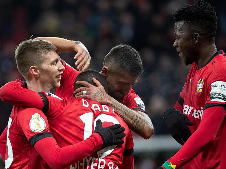 Die Leverkusener Mitchell Weiser (l-r), Moussa Diaby, Kerem Demirbay und Edmond Tapsoba feiern das 3:1 gegen Union Berlin.