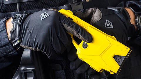 Ab 2021 kommen bei der bayerischen Polizei auch Taser zum Einsatz. Die Streifenpolizisten werden jedoch nicht mit den Elektroschockern ausgestattet. (Symbolbild)