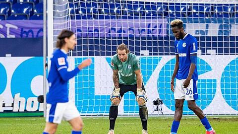 Schalkes Salif Sane (r-l), Torwart Ralf Fährmann und Benjamin Stambouli nach dem 0:1.