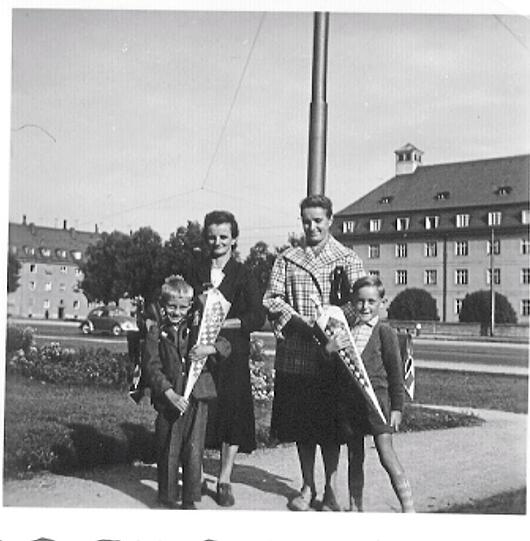 Der erste Schultag mit dem besten Freund am Luise-Kiesselbach-Platz.