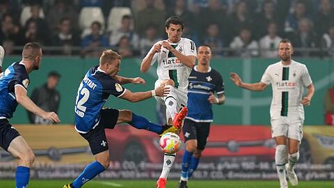 Verletzte sich beim Pokal-Aus in Darmstadt: Gladbachs Jonas Hofmann (r).