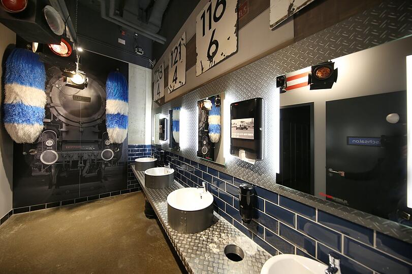 Der Waschraum einer Toilette - mit Waschstraßen-Anmutung.