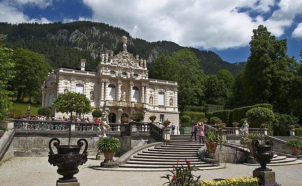 Schloss Linderhof bei Ettal: Die "königliche Villa" im Stil des Rokoko ist im Auftrag von Ludwig II. entstanden. Die Besonderheit: Es ist das einzige Schloss, das er vollenden kann. 1885/86 soll das Schlafzimmer als Umbau-Maßnahme vergrößert werden. "Die Fertigstellung des neuen Schlafzimmers erlebte er nicht mehr", heißt es auf der Seite der Schlösserverwaltung. Schloss Linderhof bei Ettal: Die "königliche Villa" im Stil des Rokoko ist im Auftrag von Ludwig II. entstanden. Die Besonderheit: Es ist das einzige Schloss, das er vollenden kann. 1885/86 soll das Schlafzimmer als Umbau-Maßnahme vergrößert werden. "Die Fertigstellung des neuen Schlafzimmers erlebte er nicht mehr", heißt es auf der Seite der Schlösserverwaltung.