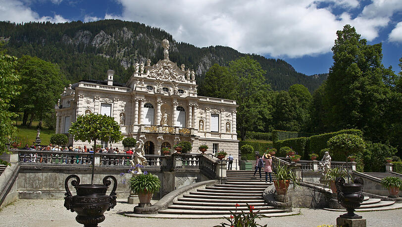 Schloss Linderhof bei Ettal: Die "königliche Villa" im Stil des Rokoko ist im Auftrag von Ludwig II. entstanden. Die Besonderheit: Es ist das einzige Schloss, das er vollenden kann. 1885/86 soll das Schlafzimmer als Umbau-Maßnahme vergrößert werden. "Die Fertigstellung des neuen Schlafzimmers erlebte er nicht mehr", heißt es auf der Seite der Schlösserverwaltung. Schloss Linderhof bei Ettal: Die "königliche Villa" im Stil des Rokoko ist im Auftrag von Ludwig II. entstanden. Die Besonderheit: Es ist das einzige Schloss, das er vollenden kann. 1885/86 soll das Schlafzimmer als Umbau-Maßnahme vergrößert werden. "Die Fertigstellung des neuen Schlafzimmers erlebte er nicht mehr", heißt es auf der Seite der Schlösserverwaltung.