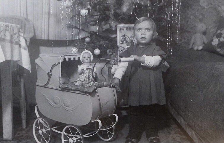 An Weihnachten 1937 hat Rosina Schelle einen Puppenwagen und eine Puppe geschenkt bekommen. An Weihnachten 1937 hat Rosina Schelle einen Puppenwagen und eine Puppe geschenkt bekommen.