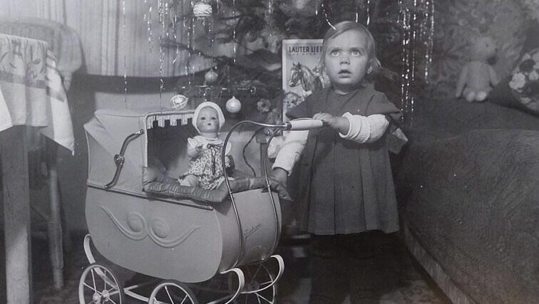 An Weihnachten 1937 hat Rosina Schelle einen Puppenwagen und eine Puppe geschenkt bekommen. An Weihnachten 1937 hat Rosina Schelle einen Puppenwagen und eine Puppe geschenkt bekommen.