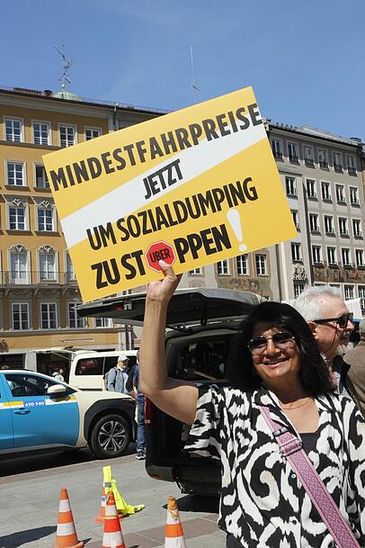 Taxlerin Samina demonstriert am Marienplatz. Taxlerin Samina demonstriert am Marienplatz.