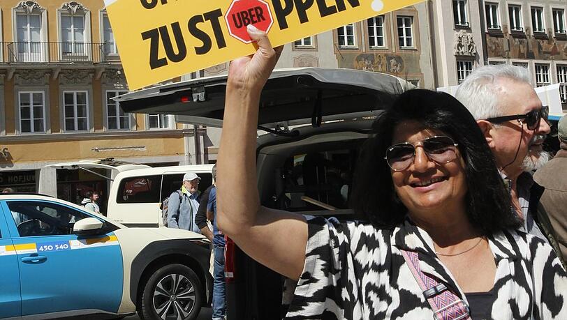 Taxlerin Samina demonstriert am Marienplatz. Taxlerin Samina demonstriert am Marienplatz.