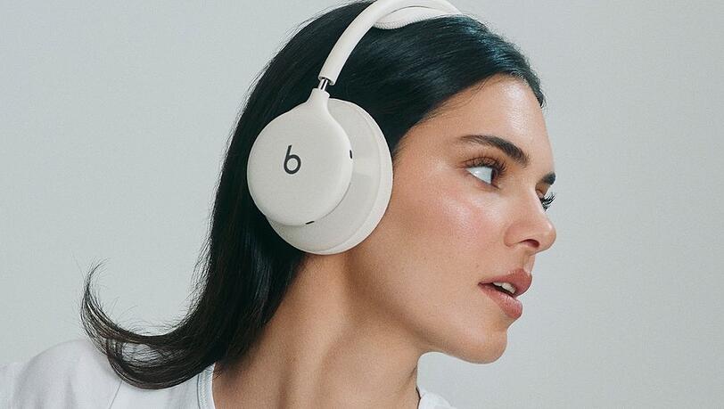 Kendall Jenner wurde bereits vor dem offiziellen Verkaufsstart mit den neuen Beats 360 gesehen.