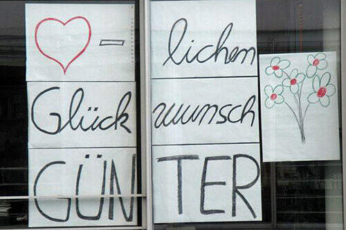Kein Durchblick mehr: Geburtstagswünsche für Günter Gloser im Berliner Abgeordneten-Haus.