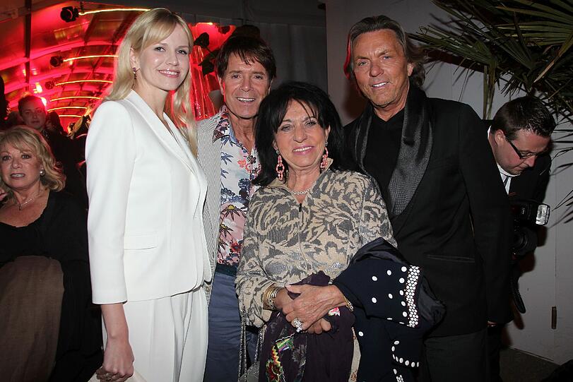 Cliff Richard und ich kennen uns aus Barbados und sind seit langem befreundet&ldquo;, erzählt Regine Sixt (umringt von Otto und Noemi Kern)