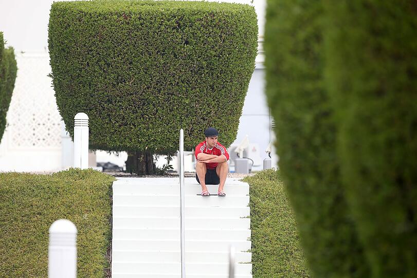 Mario Götze allein zu Haus: Der FC-Bayern-Star schaut am Freitagvormittag den Schalkern beim Training zu.