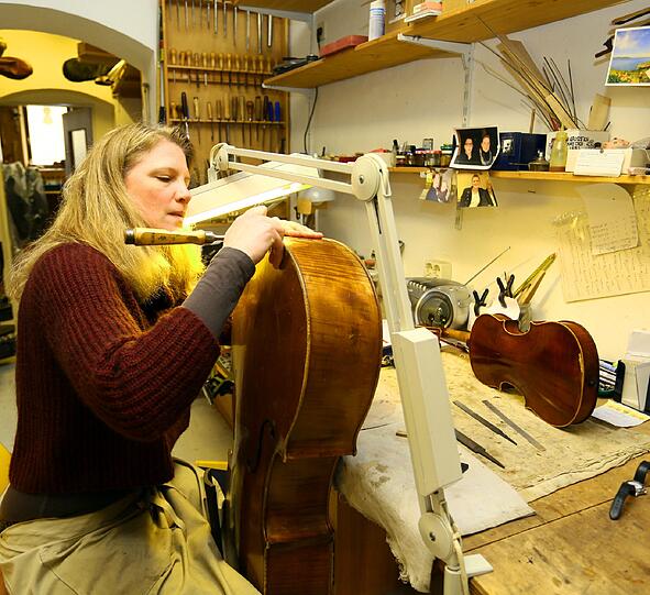 Präzisionsarbeit: Geigebaumeisterin Marion Michael in ihrer Werkstatt bei der Reparatur eines Cellos.