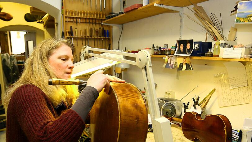 Präzisionsarbeit: Geigebaumeisterin Marion Michael in ihrer Werkstatt bei der Reparatur eines Cellos.