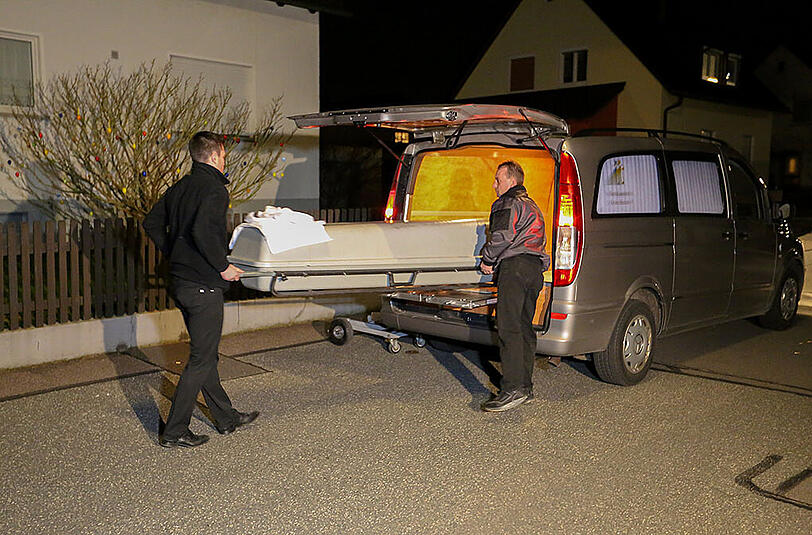 Bestatter transportieren die Leiche der 31-jährigen Mutter ab. Ihr Ehemann soll sie erstochen haben.