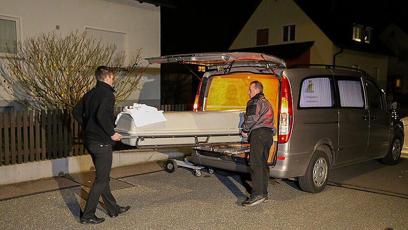 Bestatter transportieren die Leiche der 31-jährigen Mutter ab. Ihr Ehemann soll sie erstochen haben. Bestatter transportieren die Leiche der 31-jährigen Mutter ab. Ihr Ehemann soll sie erstochen haben.