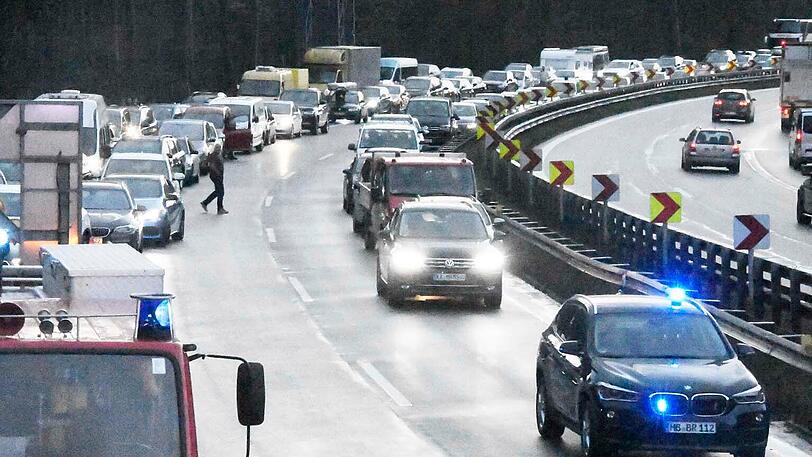 Bei einem Unfall auf der A8 in der Nähe des Irschenbergs sind am Sonntag drei Menschen ums Leben gekommen. Die Bilder von der Unfallstelle.