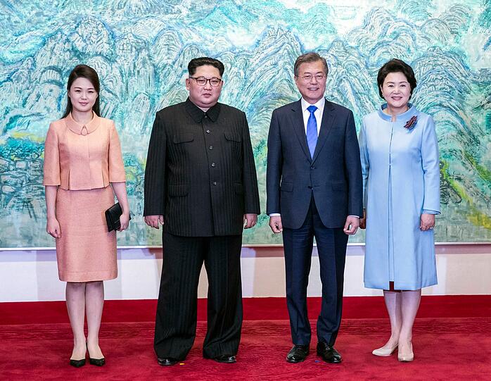 Mit ausreichend Abstand: Kim Jong-un und Gattin Ri Sol Ju.