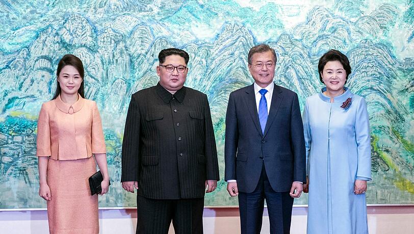 Mit ausreichend Abstand: Kim Jong-un und Gattin Ri Sol Ju.