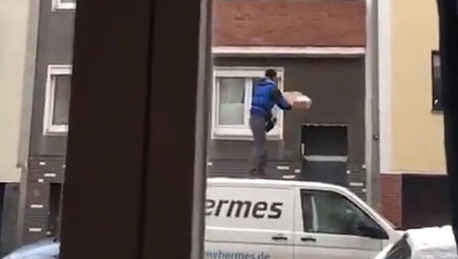 Mehrmals versucht der Hermes-Bote, vom Dach seines Lieferwagens aus, ein Paket auf den Balkon im 1. Stock zu werfen. Mehrmals versucht der Hermes-Bote, vom Dach seines Lieferwagens aus, ein Paket auf den Balkon im 1. Stock zu werfen.