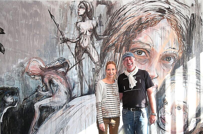 Die Organisatoren Stefanie Utz und Boris Schmidt vor dem Wandgemälde ihres Star-Duos Herakut. 