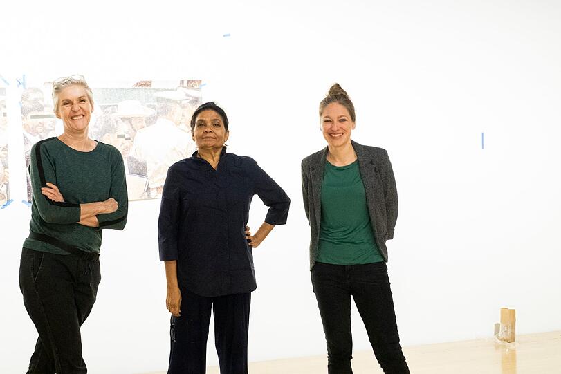 Iris Winkelmeyer, Restauratorin, die Künstlerin Sheela Gowda und die Kuratorin Eva Huttenlauch.